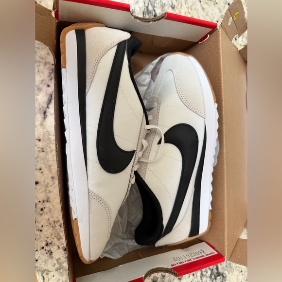 Nike Pacific NIB women’s 8 black and white sneaker - Picture 4 of 5